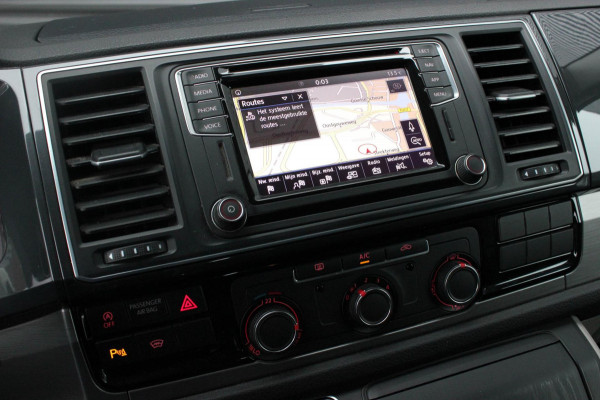 Volkswagen Transporter 2.0 TDI L2H1 150PK / APPLE CARPLAY / VERLAAGD / LEDEREN BEKLEDING / FULL BLACK / TREKAAK / SPOILER / CRUISE