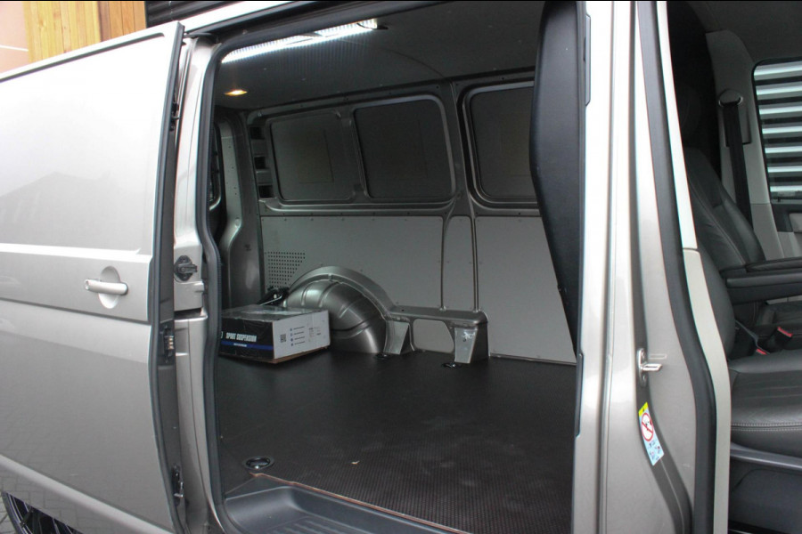 Volkswagen Transporter 2.0 TDI L2H1 150PK / APPLE CARPLAY / VERLAAGD / LEDEREN BEKLEDING / FULL BLACK / TREKAAK / SPOILER / CRUISE