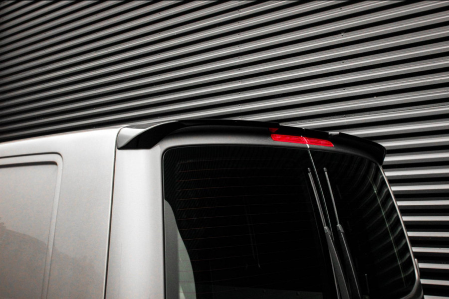 Volkswagen Transporter 2.0 TDI L2H1 150PK / APPLE CARPLAY / VERLAAGD / LEDEREN BEKLEDING / FULL BLACK / TREKAAK / SPOILER / CRUISE