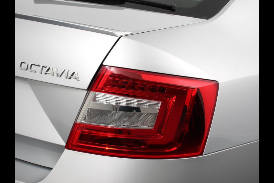 Škoda Octavia 1.5 TSI 150pk Automaat Ambition Business | Navigatie | Apple Carplay/ Android Auto | Climate control | Cruise control | Parkeersensoren | Voorstoelen verwarmd | Lichtmetalen velgen