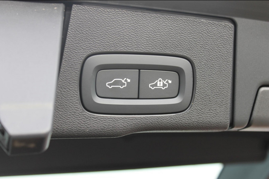 Volvo XC60 T6 350PK Automaat Plug-in hybrid AWD Ultra Dark Head-up display / Semi elektrisch wegklapbare trekhaak / Panoramisch schuif-kanteldak / Harman Kardon audio
