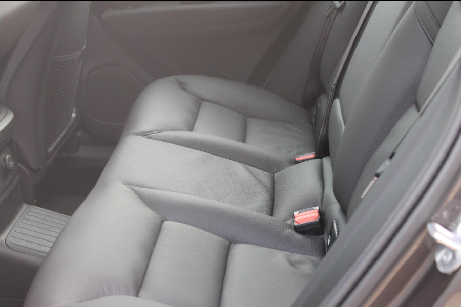 Volvo XC60 T6 350PK Automaat Plug-in hybrid AWD Ultra Dark Head-up display / Semi elektrisch wegklapbare trekhaak / Panoramisch schuif-kanteldak / Harman Kardon audio