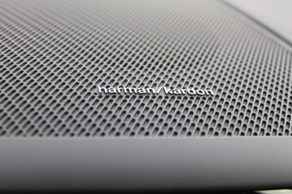 Volvo XC60 T6 350PK Automaat Plug-in hybrid AWD Ultra Dark Head-up display / Semi elektrisch wegklapbare trekhaak / Panoramisch schuif-kanteldak / Harman Kardon audio