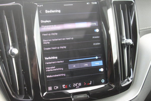 Volvo XC60 T6 350PK Automaat Plug-in hybrid AWD Ultra Dark Head-up display / Semi elektrisch wegklapbare trekhaak / Panoramisch schuif-kanteldak / Harman Kardon audio