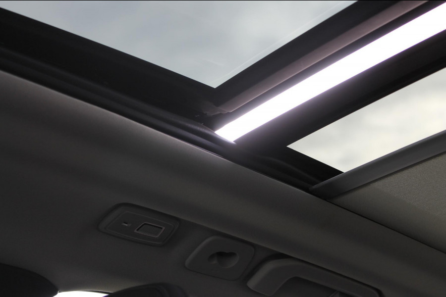 Volvo XC60 T6 350PK Automaat Plug-in hybrid AWD Ultra Dark Head-up display / Semi elektrisch wegklapbare trekhaak / Panoramisch schuif-kanteldak / Harman Kardon audio