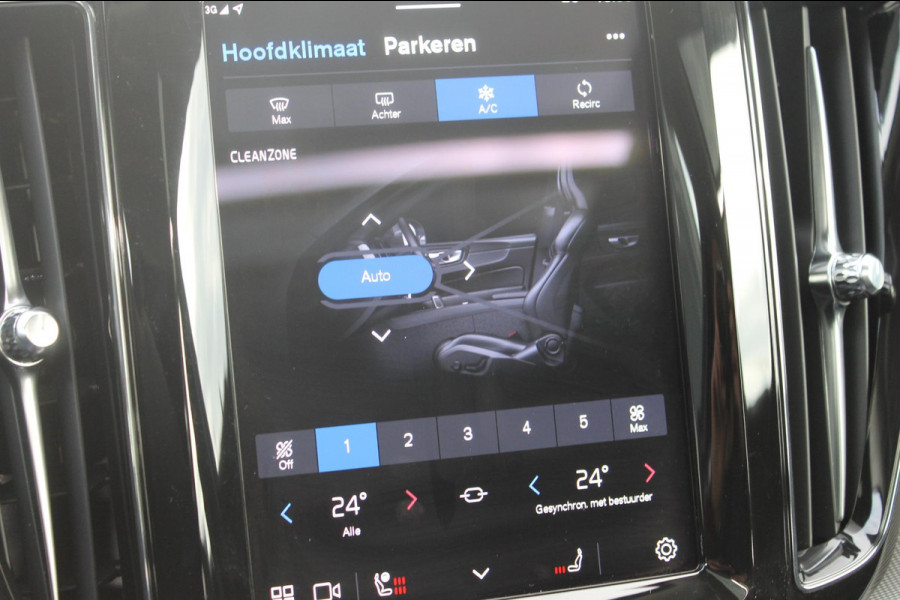 Volvo XC60 T6 350PK Automaat Plug-in hybrid AWD Ultra Dark Head-up display / Semi elektrisch wegklapbare trekhaak / Panoramisch schuif-kanteldak / Harman Kardon audio