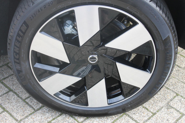 Volvo XC60 T6 350PK Automaat Plug-in hybrid AWD Ultra Dark Head-up display / Semi elektrisch wegklapbare trekhaak / Panoramisch schuif-kanteldak / Harman Kardon audio