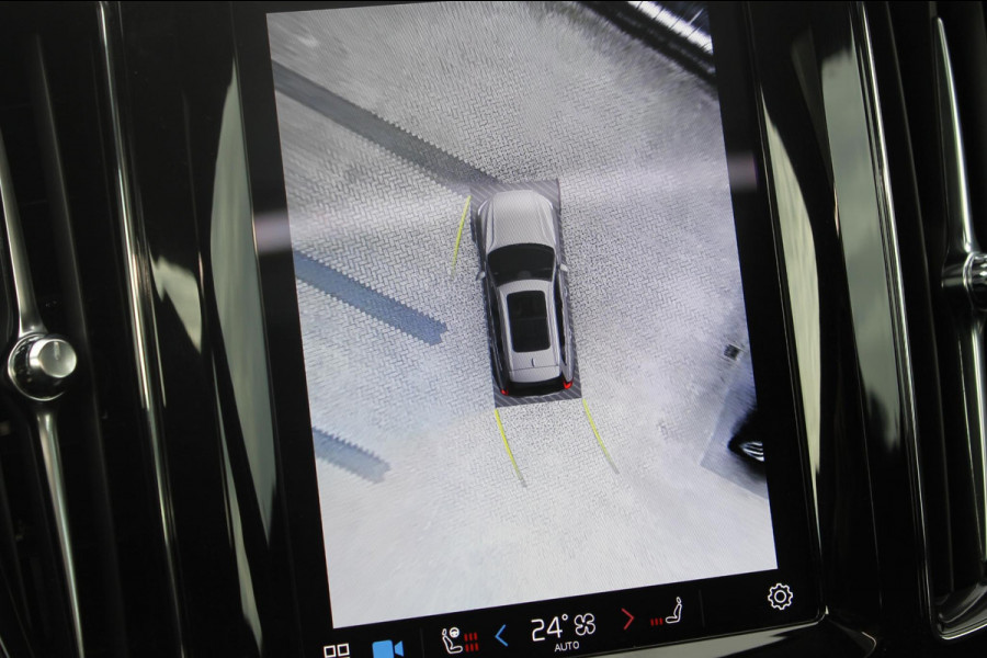 Volvo XC60 T6 350PK Automaat Plug-in hybrid AWD Ultra Dark Head-up display / Semi elektrisch wegklapbare trekhaak / Panoramisch schuif-kanteldak / Harman Kardon audio