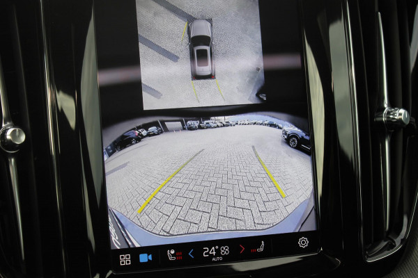 Volvo XC60 T6 350PK Automaat Plug-in hybrid AWD Ultra Dark Head-up display / Semi elektrisch wegklapbare trekhaak / Panoramisch schuif-kanteldak / Harman Kardon audio