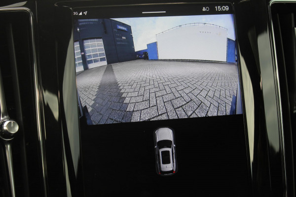 Volvo XC60 T6 350PK Automaat Plug-in hybrid AWD Ultra Dark Head-up display / Semi elektrisch wegklapbare trekhaak / Panoramisch schuif-kanteldak / Harman Kardon audio