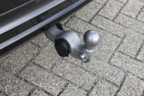 Volvo XC60 T6 350PK Automaat Plug-in hybrid AWD Ultra Dark Head-up display / Semi elektrisch wegklapbare trekhaak / Panoramisch schuif-kanteldak / Harman Kardon audio