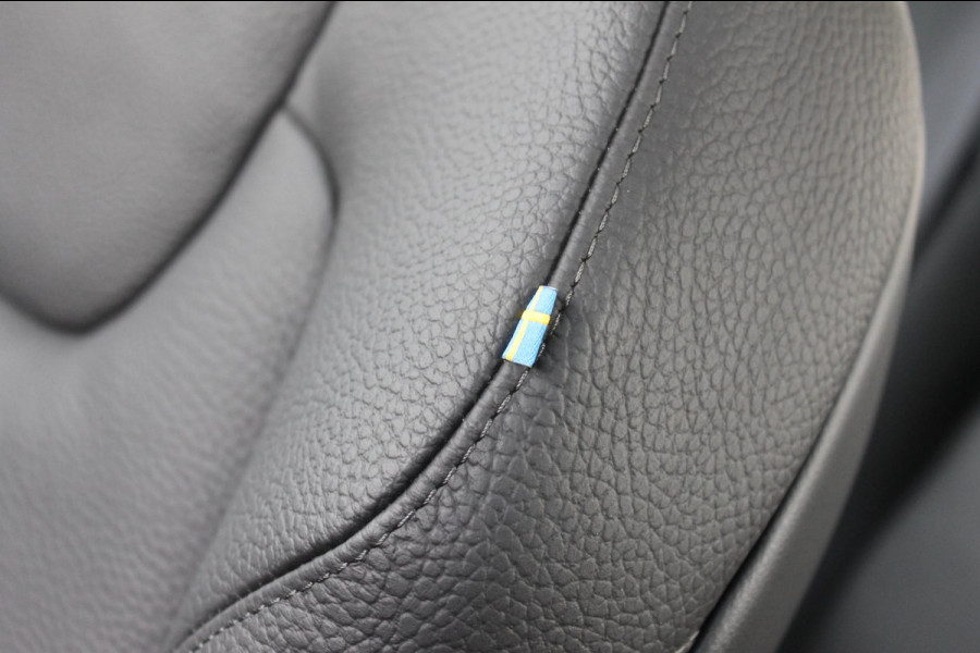 Volvo XC60 T6 350PK Automaat Plug-in hybrid AWD Ultra Dark Head-up display / Semi elektrisch wegklapbare trekhaak / Panoramisch schuif-kanteldak / Harman Kardon audio