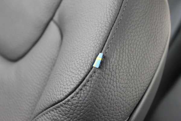 Volvo XC60 T6 350PK Automaat Plug-in hybrid AWD Ultra Dark Head-up display / Semi elektrisch wegklapbare trekhaak / Panoramisch schuif-kanteldak / Harman Kardon audio