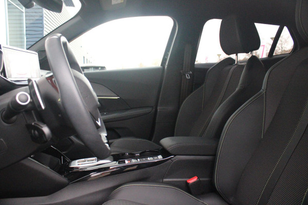 Peugeot 2008 1.2 Hybrid 145PK GT | DRAADLOZE APPLE CARPLAY/ANDROID AUTO | ACHTERUITRIJ CAMERA | KEYLESS ENTRY/START | PARKEERSENSOREN VOOR EN ACHTER | FULL LED KOPLAMPEN | CRUISE CONTROL | DAB+ RADIO | LICHTMETALEN VELGEN 17" | DRAADLOZE TELEFOONLADER |