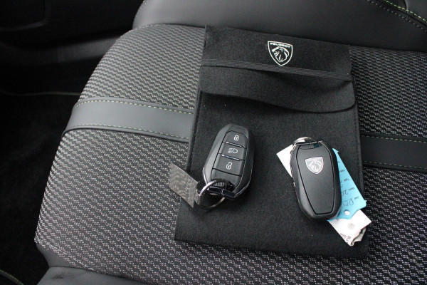 Peugeot 2008 1.2 Hybrid 145PK GT | DRAADLOZE APPLE CARPLAY/ANDROID AUTO | ACHTERUITRIJ CAMERA | KEYLESS ENTRY/START | PARKEERSENSOREN VOOR EN ACHTER | FULL LED KOPLAMPEN | CRUISE CONTROL | DAB+ RADIO | LICHTMETALEN VELGEN 17" | DRAADLOZE TELEFOONLADER |