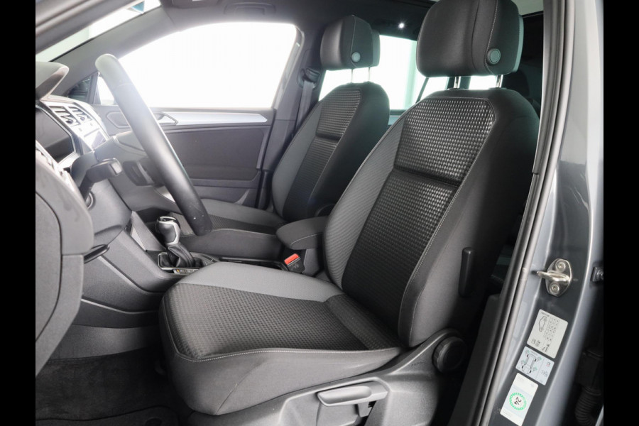 Volkswagen Tiguan 1.4 TSI eHybrid Life/Active 245 pk Automaat (DSG) | Navigatie | Panoramadak | Parkeersensoren (Park assist) | Rondomzicht camera | Stoelverwarming v/a |