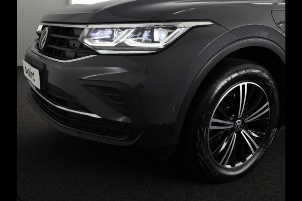 Volkswagen Tiguan 1.4 TSI eHybrid Life/Active 245 pk Automaat (DSG) | Navigatie | Panoramadak | Parkeersensoren (Park assist) | Rondomzicht camera | Stoelverwarming v/a |
