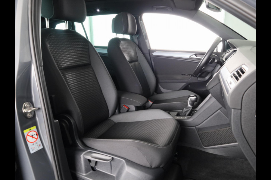 Volkswagen Tiguan 1.4 TSI eHybrid Life/Active 245 pk Automaat (DSG) | Navigatie | Panoramadak | Parkeersensoren (Park assist) | Rondomzicht camera | Stoelverwarming v/a |