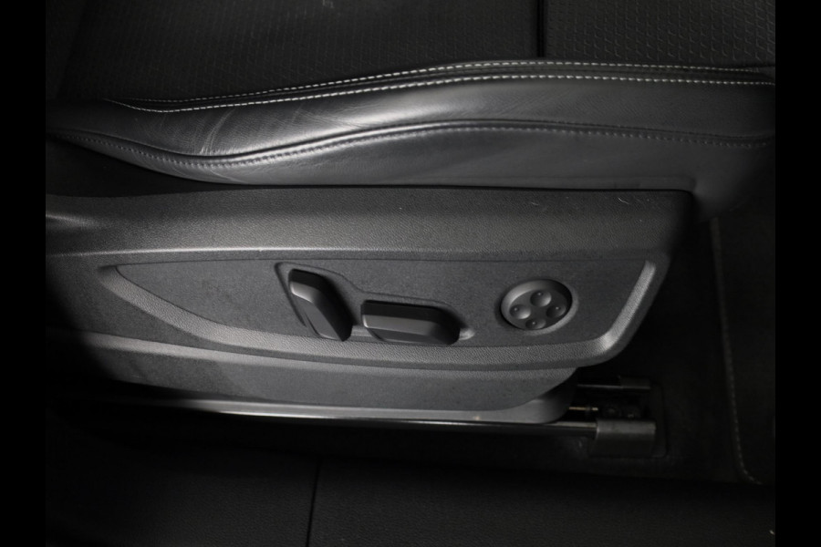 Audi Q5 Sportback 50 TFSI e S edition 299 pk S-tronic | Navigatie | Panoramadak | Trekhaak (wegklapbaar) | Parkeersensoren (Park assist) | Rondomzicht camera | Stoelverwarming v/a | S-Line |