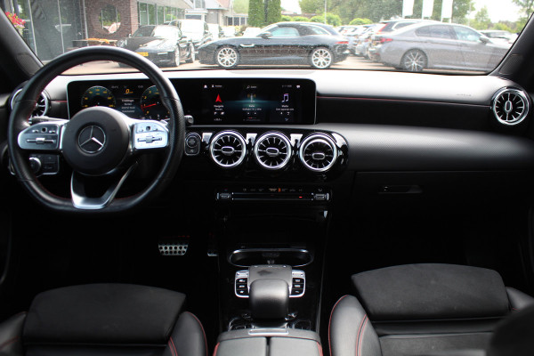 Mercedes-Benz A-Klasse 180 Business Solution AMG / Camera / Navigatie / 18'' / Dodehoek / Stoelverwarming / Cruise Control