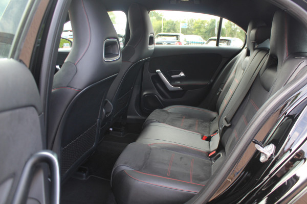 Mercedes-Benz A-Klasse 180 Business Solution AMG / Camera / Navigatie / 18'' / Dodehoek / Stoelverwarming / Cruise Control