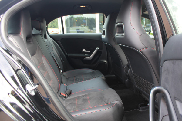 Mercedes-Benz A-Klasse 180 Business Solution AMG / Camera / Navigatie / 18'' / Dodehoek / Stoelverwarming / Cruise Control
