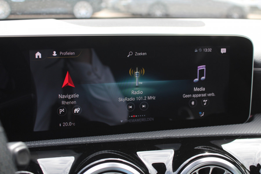 Mercedes-Benz A-Klasse 180 Business Solution AMG / Camera / Navigatie / 18'' / Dodehoek / Stoelverwarming / Cruise Control