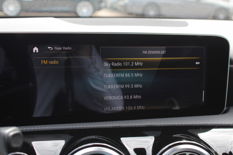 Mercedes-Benz A-Klasse 180 Business Solution AMG / Camera / Navigatie / 18'' / Dodehoek / Stoelverwarming / Cruise Control