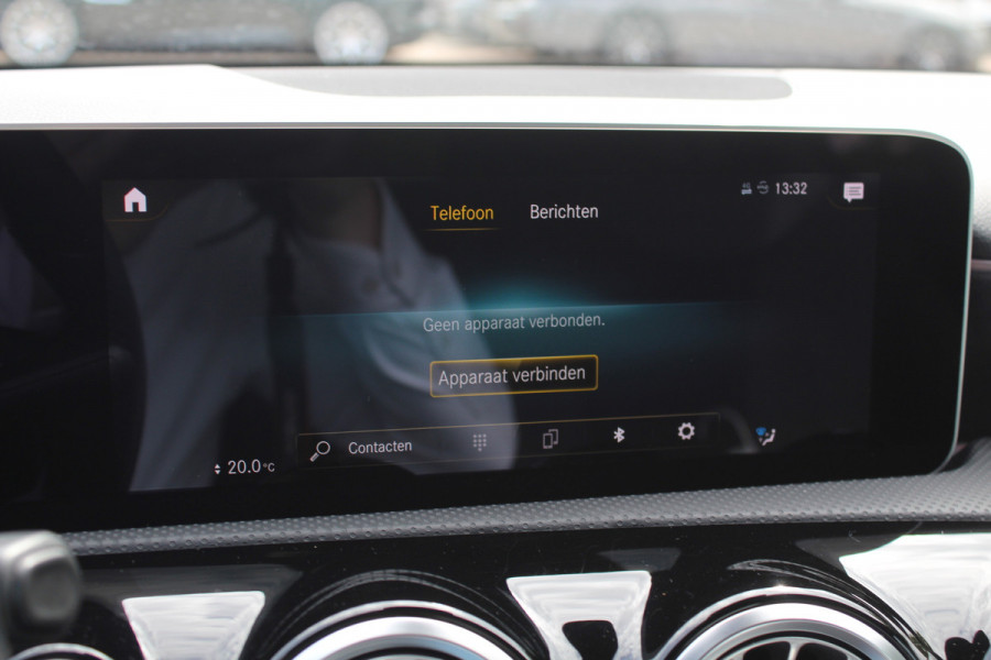 Mercedes-Benz A-Klasse 180 Business Solution AMG / Camera / Navigatie / 18'' / Dodehoek / Stoelverwarming / Cruise Control