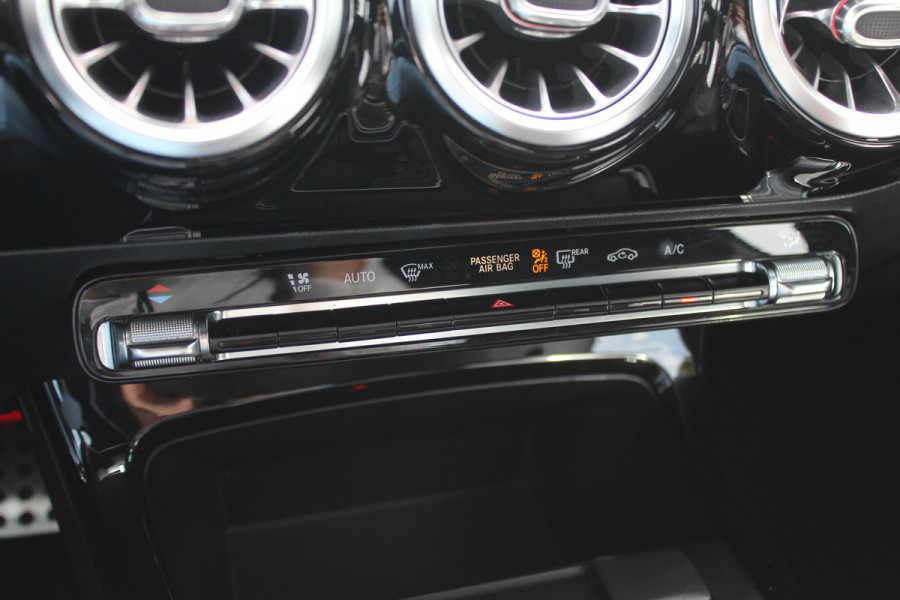 Mercedes-Benz A-Klasse 180 Business Solution AMG / Camera / Navigatie / 18'' / Dodehoek / Stoelverwarming / Cruise Control