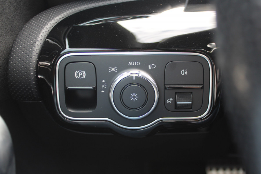 Mercedes-Benz A-Klasse 180 Business Solution AMG / Camera / Navigatie / 18'' / Dodehoek / Stoelverwarming / Cruise Control