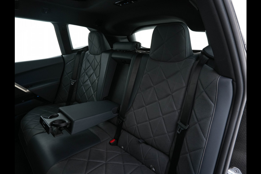 BMW iX xDrive40 High Executive 77 kWh ( 3-Fase ) {SOH-100%} (INCL-BTW) Aut. *PANO | HEAD-UP | HARMAN/KARDON-SURROUND | SOFT-CLOSE | DAB+ | DIGI-COCKPIT | HEATED-COMFORTSEATS | FULL-LED | CARPLAY | TOWBAR | AMBIENT-LIGHT | TOPVIEW | MEMORY-PACK |