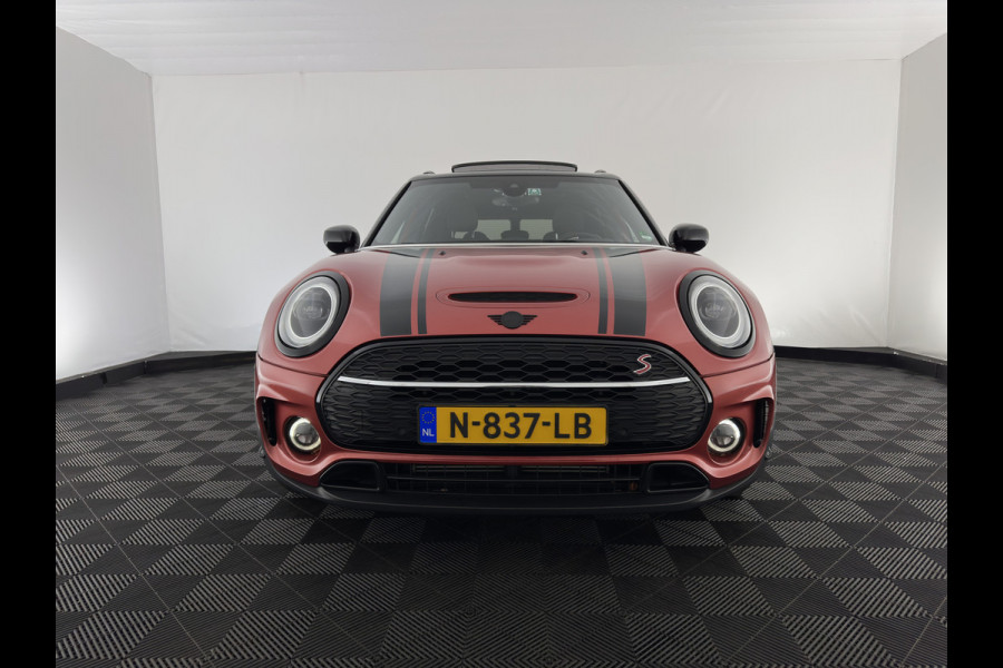 MINI Clubman 2.0 Cooper S ALL4 Premier Plus JCW (INCL-BTW) Aut * PANO | LEATHER | FULL-LED | HEATED-SPORTSEATS | DIGI-COCKPIT | AMBIENT-LIGHT | PRIVACY-GLASS | HEAD-UP | PDC | CAMERA | DAB  | KEYLESS | TOWBAR | 18"ALU*