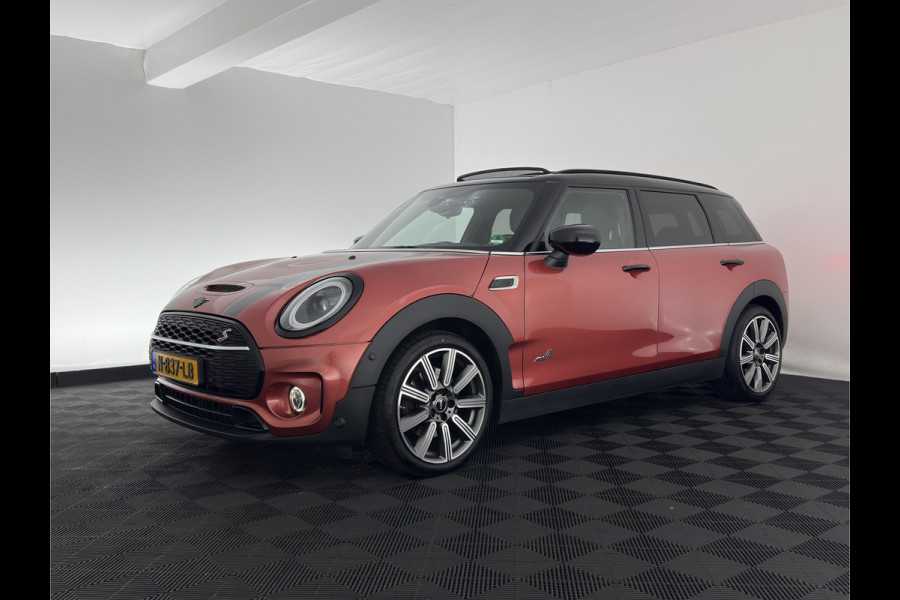 MINI Clubman 2.0 Cooper S ALL4 Premier Plus JCW (INCL-BTW) Aut * PANO | LEATHER | FULL-LED | HEATED-SPORTSEATS | DIGI-COCKPIT | AMBIENT-LIGHT | PRIVACY-GLASS | HEAD-UP | PDC | CAMERA | DAB  | KEYLESS | TOWBAR | 18"ALU*
