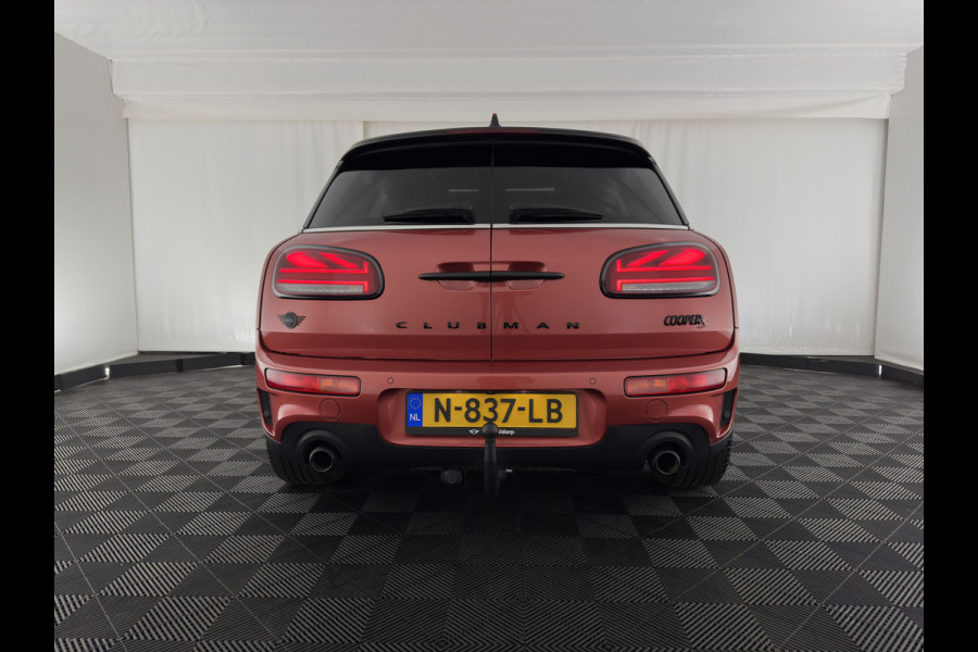 MINI Clubman 2.0 Cooper S ALL4 Premier Plus JCW (INCL-BTW) Aut * PANO | LEATHER | FULL-LED | HEATED-SPORTSEATS | DIGI-COCKPIT | AMBIENT-LIGHT | PRIVACY-GLASS | HEAD-UP | PDC | CAMERA | DAB  | KEYLESS | TOWBAR | 18"ALU*