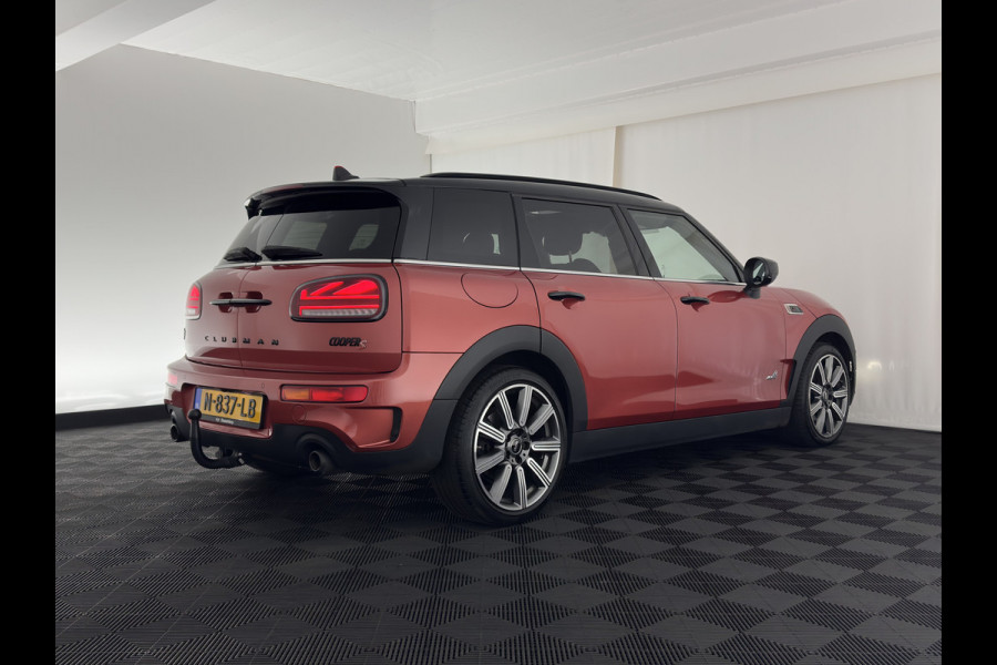 MINI Clubman 2.0 Cooper S ALL4 Premier Plus JCW (INCL-BTW) Aut * PANO | LEATHER | FULL-LED | HEATED-SPORTSEATS | DIGI-COCKPIT | AMBIENT-LIGHT | PRIVACY-GLASS | HEAD-UP | PDC | CAMERA | DAB  | KEYLESS | TOWBAR | 18"ALU*