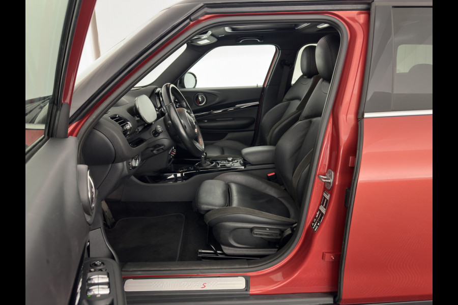 MINI Clubman 2.0 Cooper S ALL4 Premier Plus JCW (INCL-BTW) Aut * PANO | LEATHER | FULL-LED | HEATED-SPORTSEATS | DIGI-COCKPIT | AMBIENT-LIGHT | PRIVACY-GLASS | HEAD-UP | PDC | CAMERA | DAB  | KEYLESS | TOWBAR | 18"ALU*