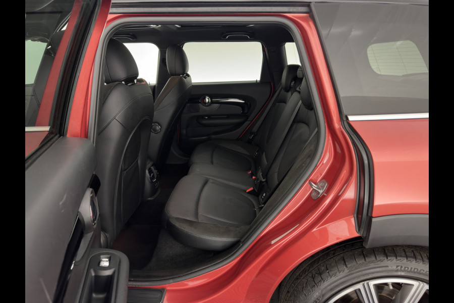 MINI Clubman 2.0 Cooper S ALL4 Premier Plus JCW (INCL-BTW) Aut * PANO | LEATHER | FULL-LED | HEATED-SPORTSEATS | DIGI-COCKPIT | AMBIENT-LIGHT | PRIVACY-GLASS | HEAD-UP | PDC | CAMERA | DAB  | KEYLESS | TOWBAR | 18"ALU*