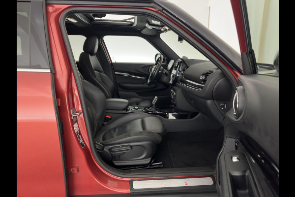 MINI Clubman 2.0 Cooper S ALL4 Premier Plus JCW (INCL-BTW) Aut * PANO | LEATHER | FULL-LED | HEATED-SPORTSEATS | DIGI-COCKPIT | AMBIENT-LIGHT | PRIVACY-GLASS | HEAD-UP | PDC | CAMERA | DAB  | KEYLESS | TOWBAR | 18"ALU*
