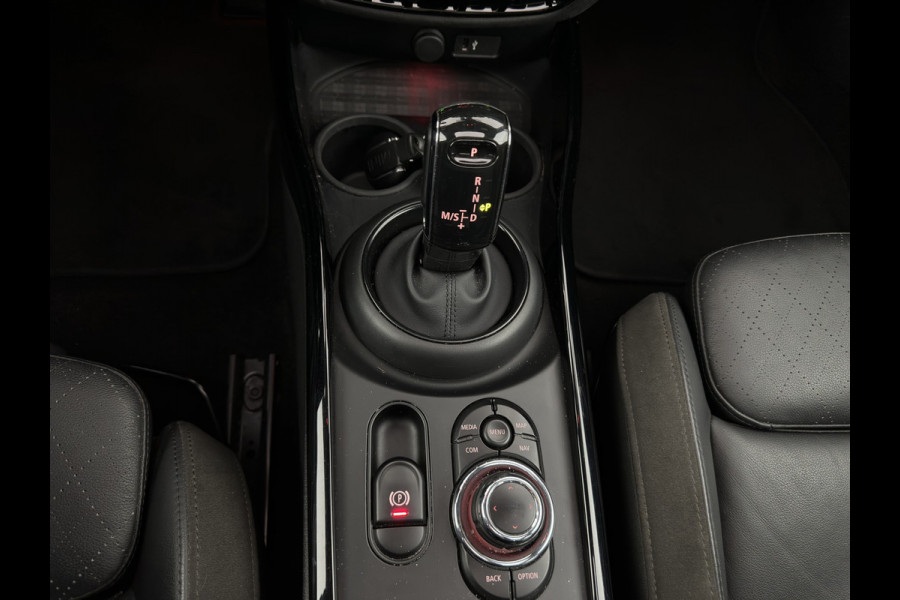 MINI Clubman 2.0 Cooper S ALL4 Premier Plus JCW (INCL-BTW) Aut * PANO | LEATHER | FULL-LED | HEATED-SPORTSEATS | DIGI-COCKPIT | AMBIENT-LIGHT | PRIVACY-GLASS | HEAD-UP | PDC | CAMERA | DAB  | KEYLESS | TOWBAR | 18"ALU*