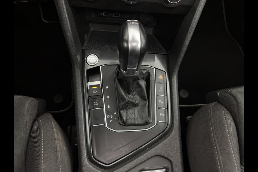 Volkswagen Tiguan Allspace 1.5 TSI R-line Highline Business (7-Pers.) (INCL-BTW) Aut * PANO | NAVI-FULLMAP | XENON | ALCANTARA | HEATED-ERGONOMIC-SPORTSEATS | KEYLESS | PRIVACY-GLASS | CAMERA | DAB | DIGI-COCKPIT | PDC | TOWBAR | ECC | 19"ALU*