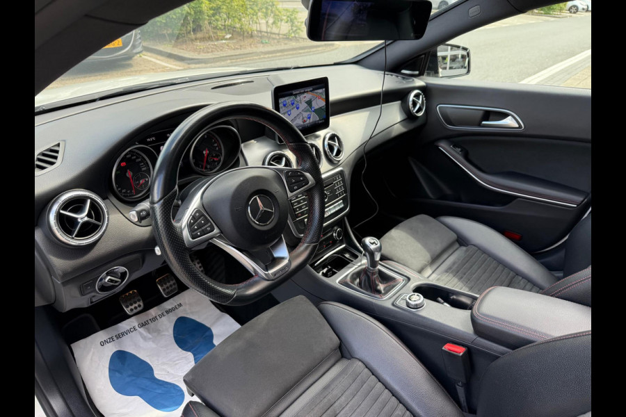 Mercedes-Benz CLA-Klasse 200 AMG PDC/CAM/LMV18/LEER/NAV/PANO
