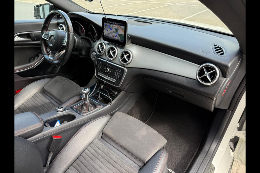 Mercedes-Benz CLA-Klasse 200 AMG PDC/CAM/LMV18/LEER/NAV/PANO