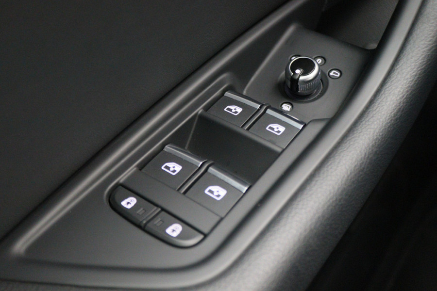 Audi A4 Avant 40 TFSI S edition 204PK 3x S-Line, LED, Virtual Cockpit, Camera, Apple Carplay, LED, 19"