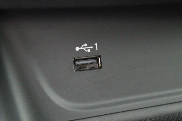 Audi A4 Avant 40 TFSI S edition 204PK 3x S-Line, LED, Virtual Cockpit, Camera, Apple Carplay, LED, 19"