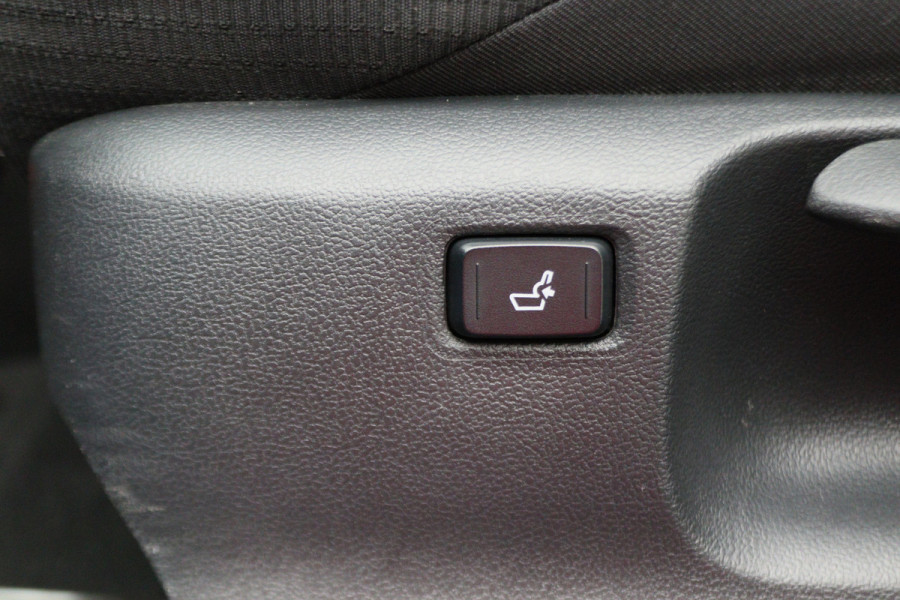 Toyota C-HR 1.8 Hybrid Bi-Tone Apple Carplay, JBL Sound, ACC, Camera, Keyless, Trekhaak, 18"