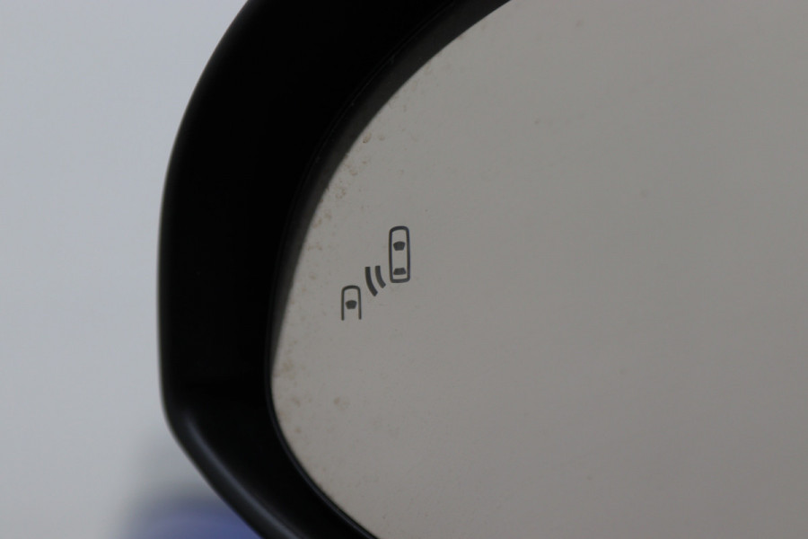 Toyota C-HR 1.8 Hybrid Bi-Tone Apple Carplay, JBL Sound, ACC, Camera, Keyless, Trekhaak, 18"