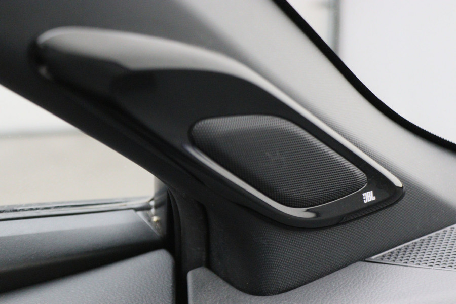 Toyota C-HR 1.8 Hybrid Bi-Tone Apple Carplay, JBL Sound, ACC, Camera, Keyless, Trekhaak, 18"