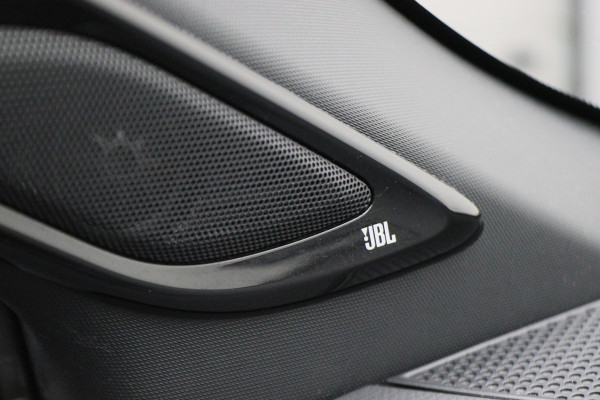 Toyota C-HR 1.8 Hybrid Bi-Tone Apple Carplay, JBL Sound, ACC, Camera, Keyless, Trekhaak, 18"