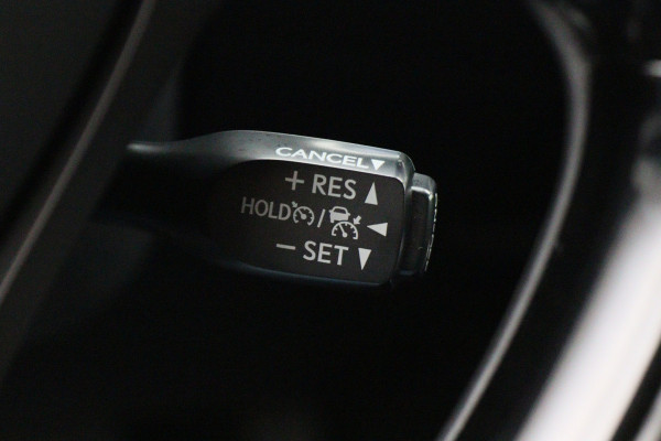 Toyota C-HR 1.8 Hybrid Bi-Tone Apple Carplay, JBL Sound, ACC, Camera, Keyless, Trekhaak, 18"